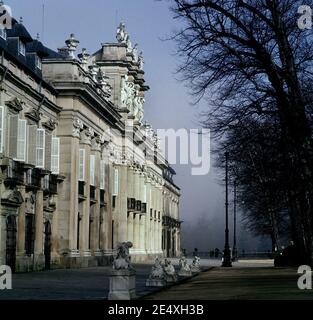 FACHADA PRINCIPAL DEL PALACIO. Auteur: ARDEMANS TEODORO. EMPLACEMENT : EXTÉRIEUR DU PALACIO REAL. LA GRANJA DE SAN ILDEFONSO. SÉGOVIE. ESPAGNE. Banque D'Images