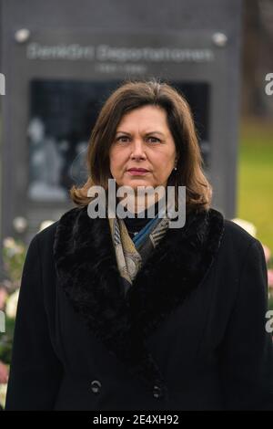 25 janvier 2021, Bavière, Würzburg: Le Président du Parlement de l'État bavarois, Ilse Aigner (CSU), se tient au Mémorial des « déportations » lors d'un acte de mémoire pour les victimes du socialisme national. Photo: Nicolas Armer/dpa Pool/dpa Banque D'Images