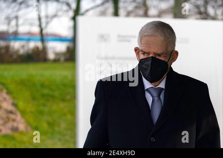 25 janvier 2021, Bavière, Würzburg: Le Président du Conseil central des juifs en Allemagne, Josef Schuster, se tient au Mémorial des « déportations » lors d'un acte de mémoire pour les victimes du socialisme national. Photo: Nicolas Armer/dpa Pool/dpa Banque D'Images