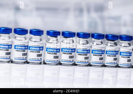 vaccin covid-19 - flacons de vaccination contre le coronavirus. flacons d'injection consécutifs en laboratoire Banque D'Images