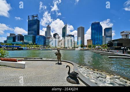 Perth, WA, Australie - Novembre 27, 2017 : Skyline de Perth avec différents bâtiments et sculptures de Bessie Mabel Rischbieth, ancien et féministe Banque D'Images