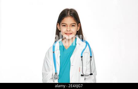 Portrait d'une femelle de race mixte, portant un manteau de docteur avec un phonendoscope, debout sur fond blanc Banque D'Images