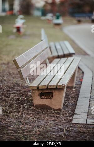 Plan vertical de bancs en bois vides dans le parc Banque D'Images