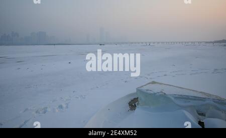 Les bâtiments situés dans le centre-ville sont couverts de brume sévère dans la ville de Harbin, dans le nord-est de la Chine¯province de Heilongjiang, 24 janvier 2021. *** Capti local Banque D'Images