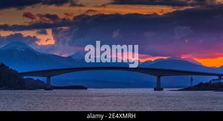 Le pont de Skye au coucher du soleil avec les montagnes Cullin derrière. Banque D'Images