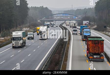 25 janvier 2021, Brandebourg, Grünheide: Il y a beaucoup de circulation sur le périphérique est de Berlin de l'Autobahn 10 près du chantier de construction du Gigalactory Tesla. Une sortie vers l'usine de Tesla doit être construite sur la bonne voie dans les semaines à venir. Photo: Patrick Pleul/dpa-Zentralbild/ZB Banque D'Images