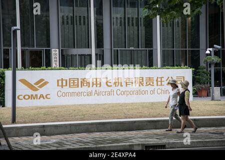 Dans cette photo non localisée et non datée, le logo de Comac, la commercial Aircraft Corporation of China, Ltd., est visible sur son édifice. *** Légende locale Banque D'Images