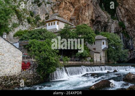 Belle vue sur la maison Dervish, juste à côté, sous une falaise À une rivière à Blagaj en Bosnie-Herzégovine Banque D'Images