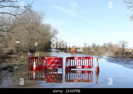 Lower Apperley, près de Cheltenham, Royaume-Uni. 25 janvier 2021. Après la chute de la neige de bruyère, les zones rurales du Gloucestershire et des environs, de nombreuses parties du comté sont maintenant coupées par la fonte des neiges qui cause les inondations. Crédit: Thousand Word Media Ltd/Alay Live News Banque D'Images