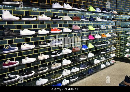 Perth, WA, Australie - 30 novembre 2017 : étagère avec chaussures de sport dans un magasin Banque D'Images