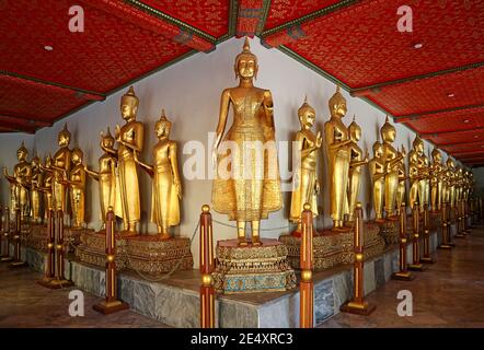 Des rangées de superbes images de Bouddha doré provenant de différentes parties de la Thaïlande le long des cloîtres du temple Wat Pho, Bangkok, Thaïlande Banque D'Images