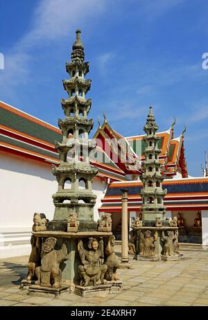 Pagode chinoise avec des figures mythologiques utilisées comme pierres de ballast sur les navires il y a des siècles dans le temple bouddhiste de Wat Pho, la vieille ville de Bangkok, Thaïlande Banque D'Images