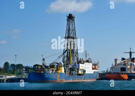 Perth, WA, Australie - Novembre 27, 2017 : navire de forage sur la jetée du port de Fremantle Banque D'Images