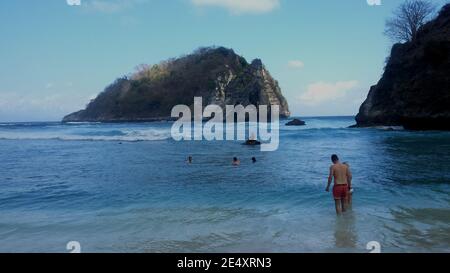 NUSA PENIDA, ATUH BEACH, INDONÉSIE - 22 juillet 2019: Vue de la plage sur une petite île de roche dans l'océan à ATUH BEACH, la meilleure plage de NUSA PENID Banque D'Images