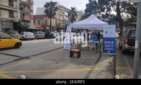 gratuit covid-19, coronavirus épidemia rapide laboratoire d'essai dans les rues pendant la quarantaine grecque lockdown 2 en grèce. Igoumenitsa, Grèce, 25 janvier 2021. Banque D'Images