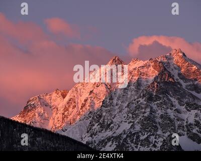 Saint Marcel, Vallée d'Aoste (Italie) - magnifique lever de soleil sur la gamme des Roises. Banque D'Images