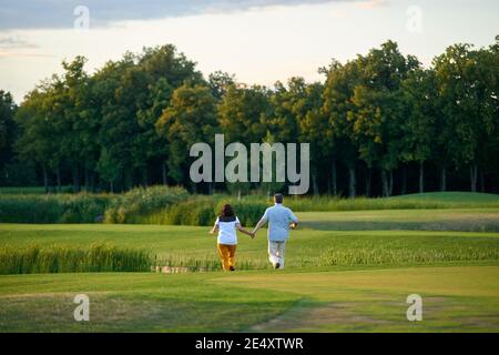 Vue arrière couple en marche avant sur le terrain. Banque D'Images