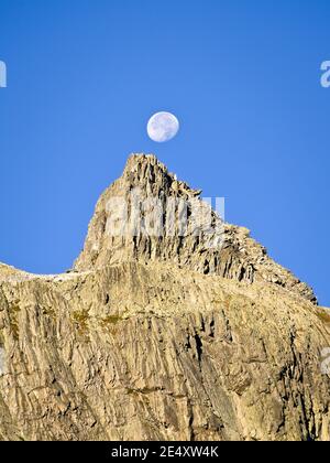 Colle del Gran San Bernardo, Vallée d'Aoste (Italie) - la lune se cache derrière le sommet de la douleur de sucre. Banque D'Images