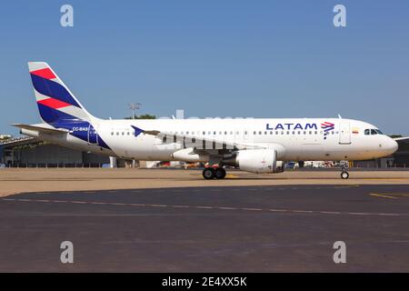 Cartagena, Colombie – 27 janvier 2019 : avion A320 Airbus LATAM à l'aéroport de Cartagena (CTG) en Colombie. Airbus est un fabricant européen d'avions Banque D'Images