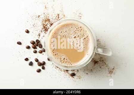 Tasse de café entourée de grains torréfiés sur fond blanc, un classique du café du matin frais Banque D'Images