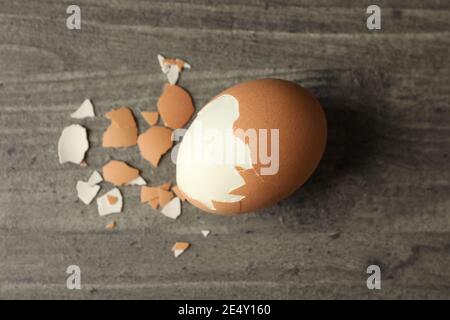 Œuf dur sur fond gris, gros plan Banque D'Images