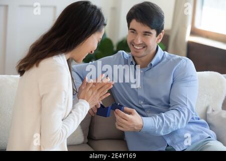 Gros plan homme présentant boîte avec bague de mariage à la femme Banque D'Images