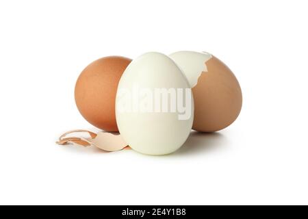 Œufs durs alignés isolés sur blanc, œufs simplement cuits pour le petit-déjeuner et des régimes sains Banque D'Images
