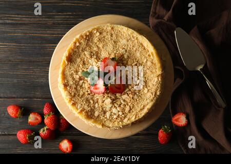 Planche avec gâteau Napoléon avec fraise sur fond de bois Banque D'Images