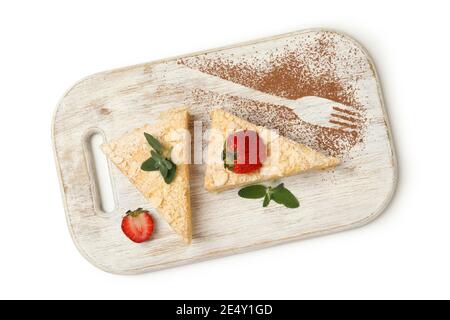 Planche avec des morceaux de gâteau Napoléon isolés sur fond blanc Banque D'Images