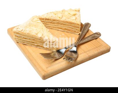 Planche avec des morceaux de gâteau Napoléon isolés sur fond blanc Banque D'Images