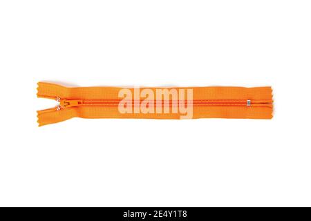 Fermeture éclair orange isolée sur fond blanc, vue du dessus Banque D'Images