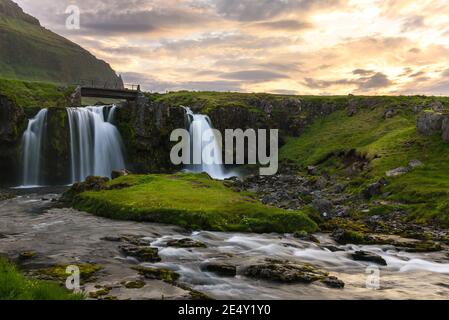 Petit pont sur une belle cascade à sunet Banque D'Images