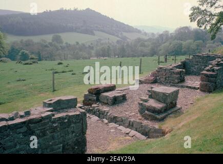 Ruines du fort romain y Gaer, situé près de Brecon, pays de Galles, Royaume-Uni. Porte sud. Numérisation d'archivage à partir d'une lame. Juin 1979. Banque D'Images