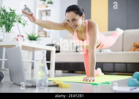 Femme faisant des exercices d'équilibre à la maison de près Banque D'Images