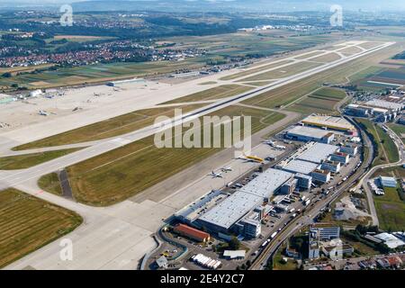 Stuttgart, Allemagne – 2 septembre 2016 : vue aérienne de l'aéroport de Stuttgart (STR) avec zone de chargement en Allemagne. Banque D'Images