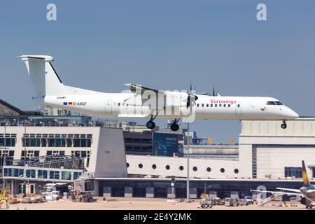 Stuttgart, Allemagne – 21 mai 2018 : avion Bombardier DHC-8-400 Eurowings à l'aéroport de Stuttgart (STR) en Allemagne. Banque D'Images