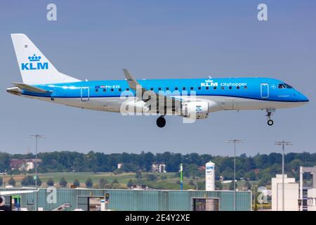 Stuttgart, Allemagne – 21 mai 2018 : avion KLM cityhopper Embraer 175 à l'aéroport de Stuttgart (STR) en Allemagne. Banque D'Images