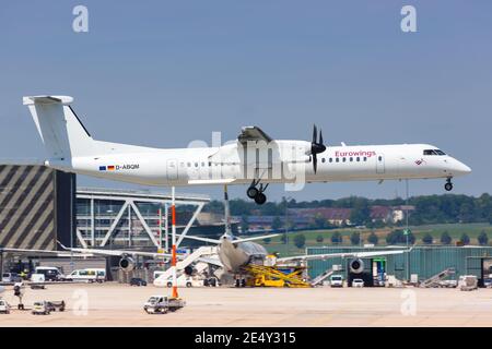 Stuttgart, Allemagne – 21 mai 2018 : avion Bombardier DHC-8-400 Eurowings à l'aéroport de Stuttgart (STR) en Allemagne. Banque D'Images