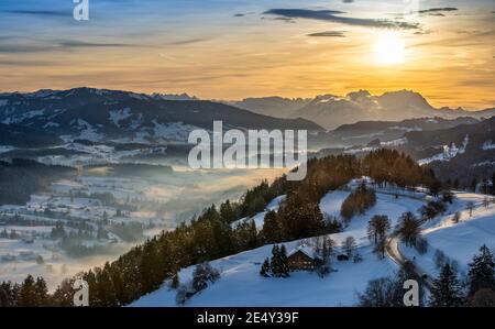 Magnifique paysage d'hiver au coucher du soleil avec vue de l'Allgau Alpes au-dessus de la Wald de Bregenzer en Autriche jusqu'au Mont Saentis En Suisse Banque D'Images