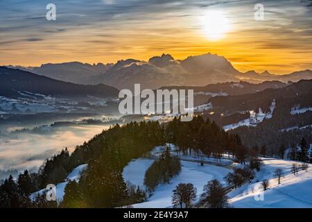 Magnifique paysage d'hiver au coucher du soleil avec vue de l'Allgau Alpes au-dessus de la Wald de Bregenzer en Autriche jusqu'au Mont Saentis En Suisse Banque D'Images