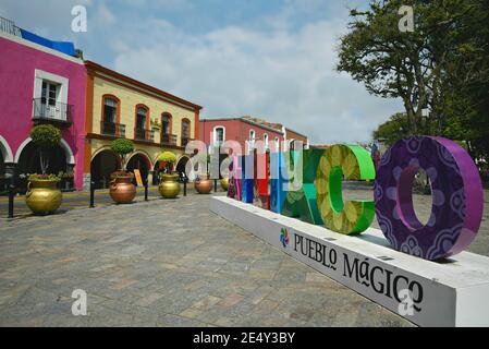 Vue panoramique sur la Plaza de Armas (Zócalo) la place principale avec les bâtiments coloniaux et les lettres colorées de la ville à Atlixco Mexique. Banque D'Images