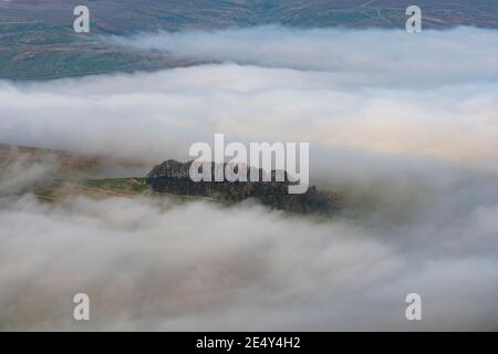 Inversion des nuages à Wensleydale, avec les nuages qui se tiennent au fond de la vallée. Parc national de Yorkshire Dales, Royaume-Uni. Banque D'Images