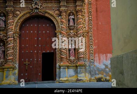 Façade de porte voûtée de style baroque Capilla de la Tercera Orden de San Francisco décorée de sculptures de mortier et de gravures à Atlixco Mexique. Banque D'Images