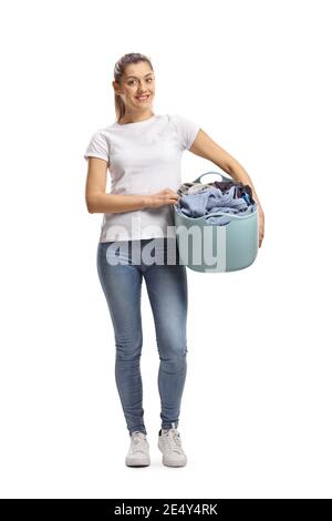 Portrait d'une jeune femme tenant une chaise longue panier isolé sur fond blanc Banque D'Images