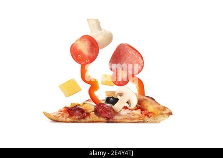 Pizza savoureuse et ingrédients isolé sur fond blanc Banque D'Images