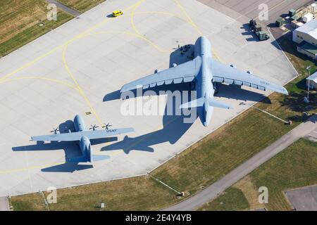 Stuttgart, Allemagne - 2 septembre 2016 : avion militaire américain de la Force aérienne Lockheed Super Galaxy à l'aéroport de Stuttgart (STR) en Allemagne. Banque D'Images