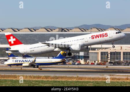 Malaga, Espagne - 28 juillet 2018 : avion suisse Airbus A321 à l'aéroport de Malaga (AGP) en Espagne. Airbus est un fabricant européen d'avions basé à Toulou Banque D'Images