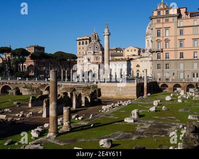 Rome. Italie. Vestiges du Forum de Trajan (Foro di Traiano) et de la colonne de Trajan (Colonna Traiana, AD 113). Banque D'Images