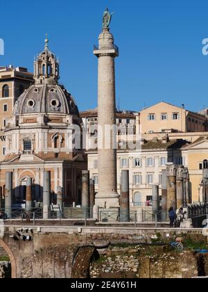 Rome. Italie. Forum de Trajan (Foro di Traiano), les colonnes de granit de la basilique d'Ulpia se trouvent au premier plan, la colonne de Trajan (AD 113) behin Banque D'Images