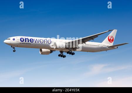 Londres, Royaume-Uni - 1er août 2018 : avion Boeing 777 JAL de Japan Airlines à l'aéroport de Londres Heathrow (LHR) au Royaume-Uni. Banque D'Images